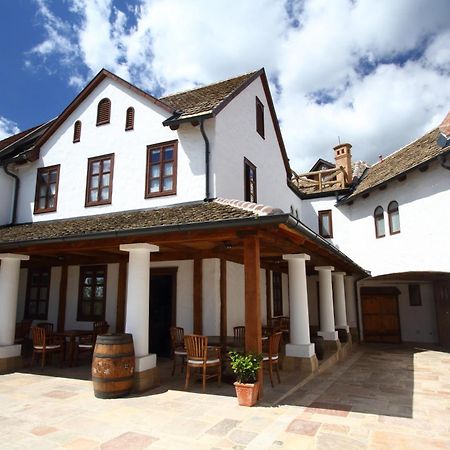 Halasi Pince Panzió Villány Exterior foto