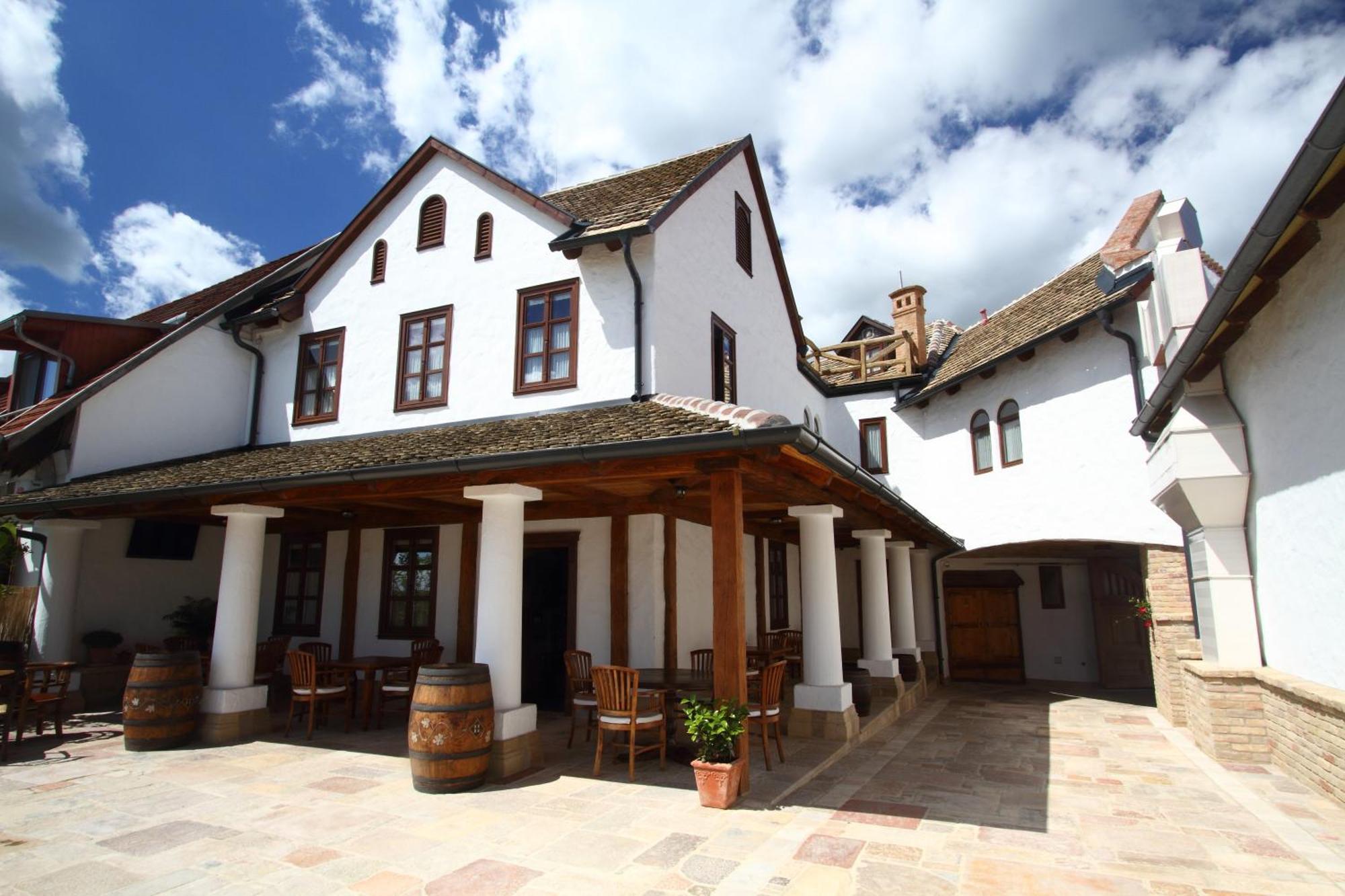 Halasi Pince Panzió Villány Exterior foto